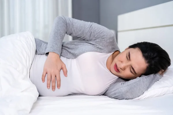 Hamile Bir Kadının Yatakta Karnı Ağrıyor — Stok fotoğraf