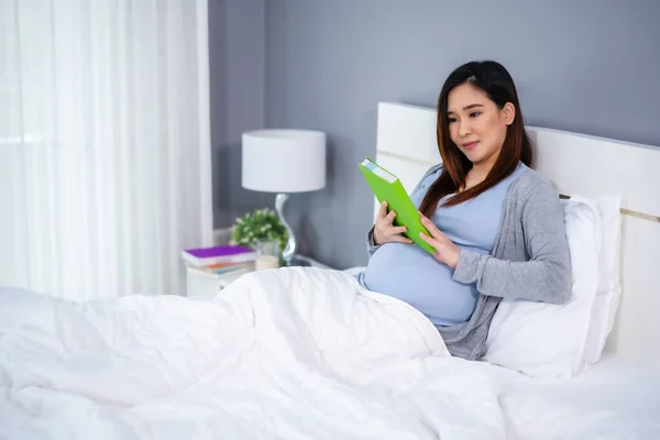 Mulher Grávida Lendo Livro Uma Cama — Fotografia de Stock