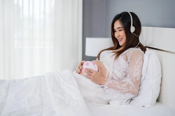 Pregnant Woman Listening Fetal Heart Sound Headphones Bed — Stock Photo, Image