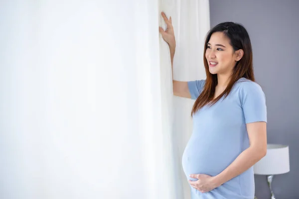 Mulher Grávida Feliz Olhando Para Janela Acariciando Sua Barriga Leito — Fotografia de Stock