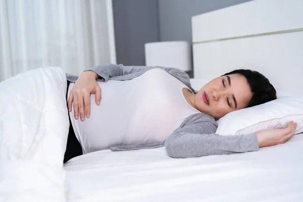 Mujer Embarazada Durmiendo Una Cama — Foto de Stock