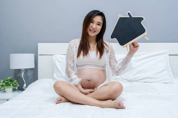 Kobieta Ciąży Pustym Znakiem Łóżku — Zdjęcie stockowe