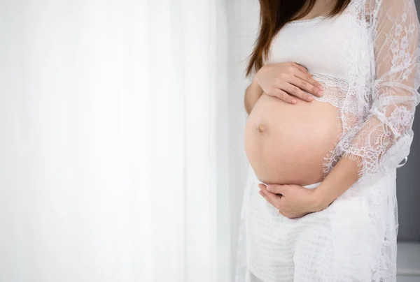 Close Mulher Grávida Acariciando Sua Barriga Fundo Janela — Fotografia de Stock