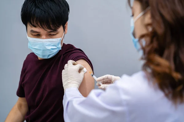 Dokter Memegang Jarum Suntik Dan Menggunakan Kapas Sebelum Menyuntik Pasien — Stok Foto