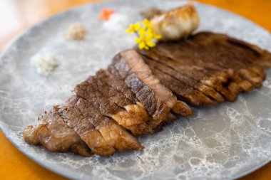 Wagyu bifteği tabakta iyi pişmiş.