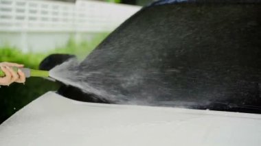 Sprey suyla yıkanan araba yavaş çekimde