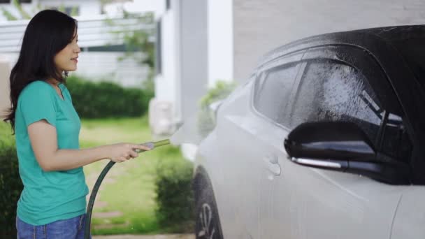 Yavaş Çekimde Genç Bir Kadın Arabasını Hortumuyla Yıkıyor — Stok video