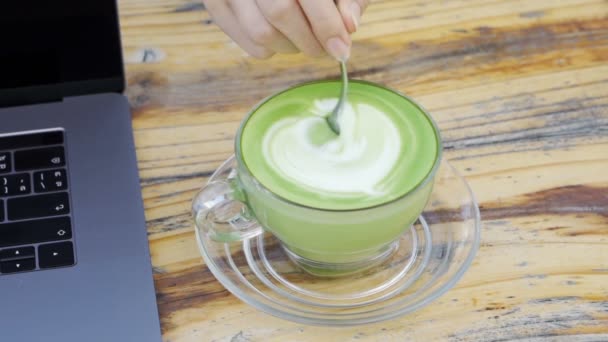 Rallentatore Mano Mescolare Una Tazza Verde Latte — Video Stock