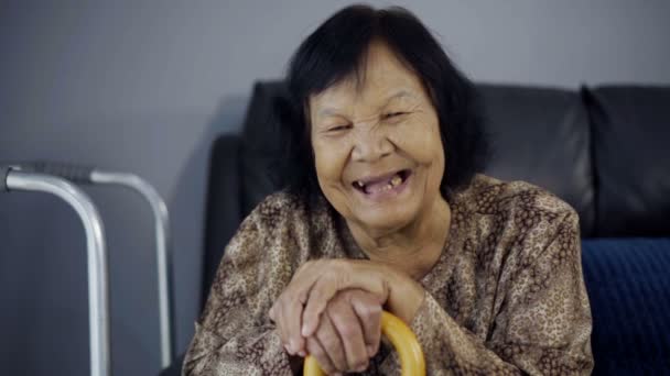Замедленное Движение Пожилой Женщины Смеющейся Держащей Деревянную Трость Гостиной — стоковое видео