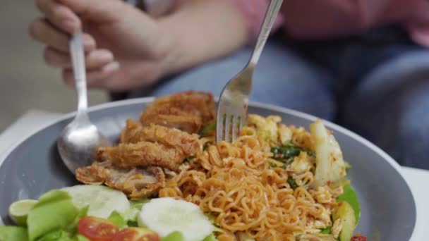 Cámara Lenta Mano Usando Tenedor Para Comer Fideos Instantáneos — Vídeos de Stock