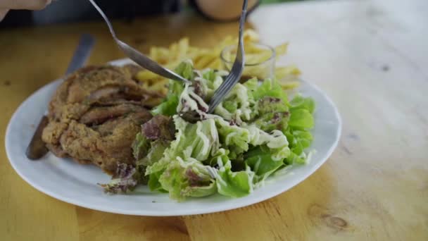 Cámara Lenta Mujer Comiendo Ensalada — Vídeos de Stock