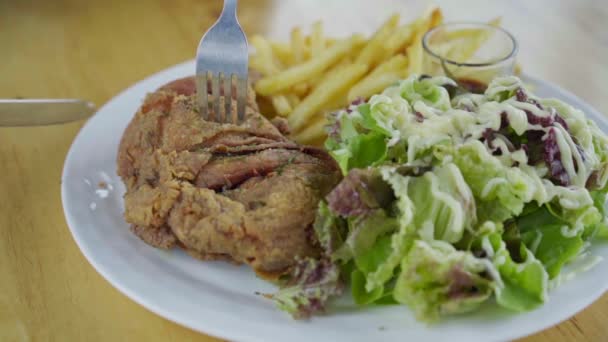 Cámara Lenta Las Manos Usando Cuchillo Tenedor Para Comer Pollo — Vídeos de Stock