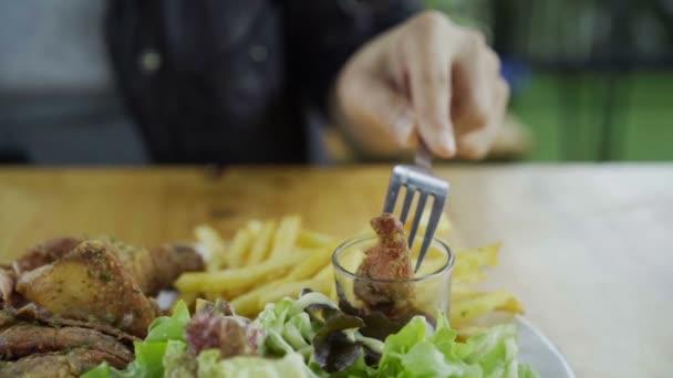 Cámara Lenta Pollo Frito Con Salsa Para Mojar Tenedor — Vídeos de Stock