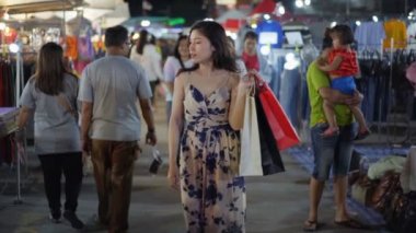 NAKHON RATCHASIMA, THAILAND - 28 SEP 2018: Nakhon Ratchasima 'nın en popüler gece marketlerinden biri olan Save-One pazarında yürüyen ve alışveriş yapan kadınların yavaşlığı. Turistler alışverişi sever, gece pazarı her gün açıktır.