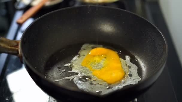 Замедленное Движение Руки Разбивающей Яйцо Падающее Сковороду — стоковое видео