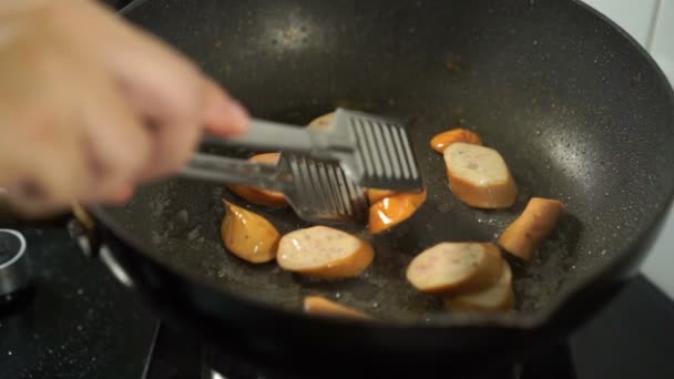 慢动作的猪肉腊肠片 放在油锅中烹调 — 图库视频影像