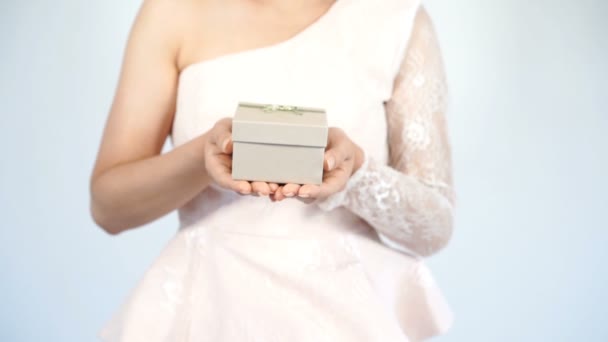 慢动作的女人拿着礼品盒做礼物的姿势 — 图库视频影像