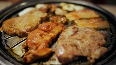 Yavaş çekimde barbekü domuz ve et ızgarası, Kore usulü.