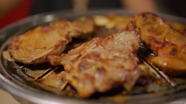 Yavaş çekimde barbekü domuz ve et ızgarası, Kore usulü.