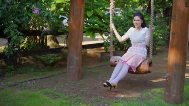 Cámara Lenta Joven Feliz Vestido Tradicional Tailandés Relajarse Columpio Madera — Vídeos de Stock