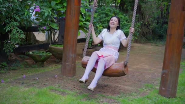 Tayland Geleneksel Elbisesi Içinde Ahşap Salıncakta Dinlenen Mutlu Genç Bir — Stok video