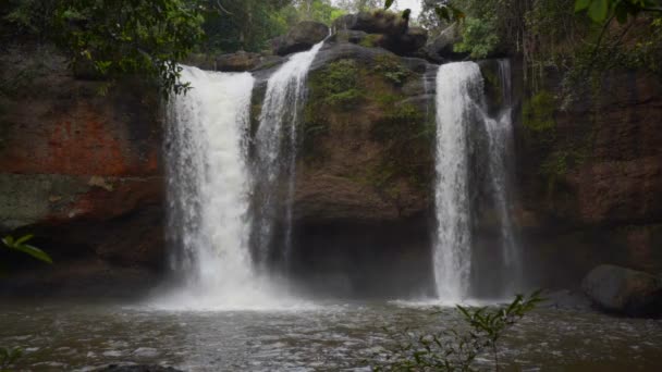 Cámara Lenta Cascada Haew Suwat Parque Nacional Khao Yai Tailandia — Vídeo de stock