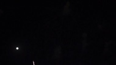 Geceleri havai fişeklerin yavaş çekim kutlaması.