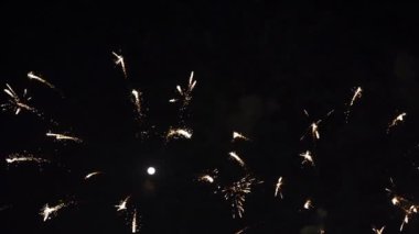 Geceleri havai fişeklerin yavaş çekim kutlaması.