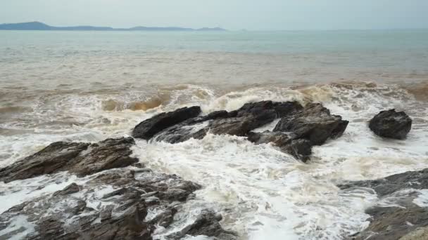 Zwolnione Tempo Fali Morskiej Kamieniem Khao Laem Parku Narodowym Samet — Wideo stockowe