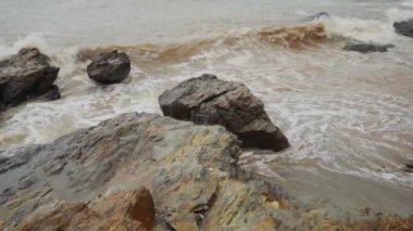 Tayland 'ın Mu Ko Samet Ulusal Parkı' ndaki Khao Laem Ya 'da deniz dalgalarının yavaş çekimleri.