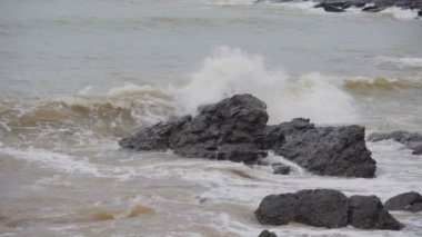 Tayland 'ın Mu Ko Samet Ulusal Parkı' ndaki Khao Laem Ya 'da deniz dalgalarının yavaş çekimleri.