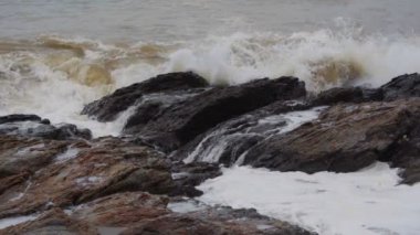 Tayland 'ın Mu Ko Samet Ulusal Parkı' ndaki Khao Laem Ya 'da deniz dalgalarının yavaş çekimleri.