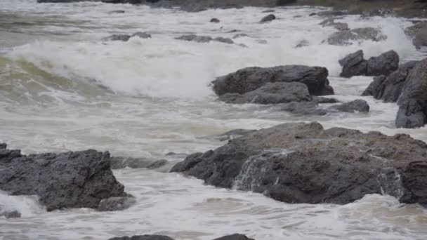 Zwolnione Tempo Fali Morskiej Kamieniem Khao Laem Parku Narodowym Samet — Wideo stockowe
