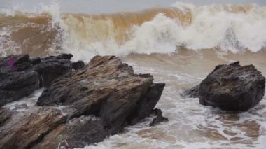 Tayland 'ın Mu Ko Samet Ulusal Parkı' ndaki Khao Laem Ya 'da deniz dalgalarının yavaş çekimleri.