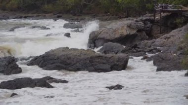 Tayland 'ın Mu Ko Samet Ulusal Parkı' ndaki Khao Laem Ya 'da deniz dalgalarının yavaş çekimleri.
