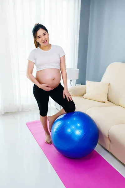Mujer Embarazada Haciendo Ejercicio Yoga Pelota Fitness Sala Estar Casa —  Fotos de Stock