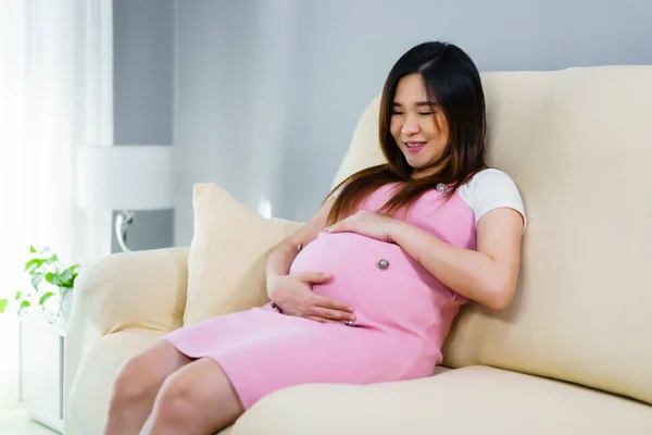 Mulher Grávida Acariciando Sua Barriga Sofá Sala Estar — Fotografia de Stock