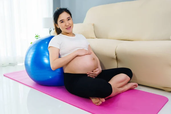 Mulher Grávida Fazendo Exercício Ioga Bola Fitness Sala Estar Casa — Fotografia de Stock