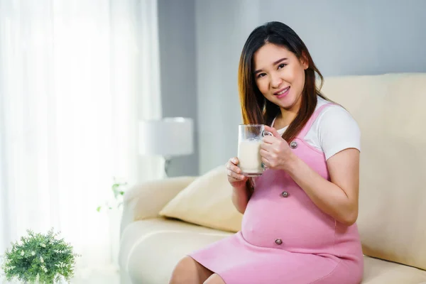 Donna Incinta Che Beve Bicchiere Latte Sul Divano Soggiorno — Foto Stock