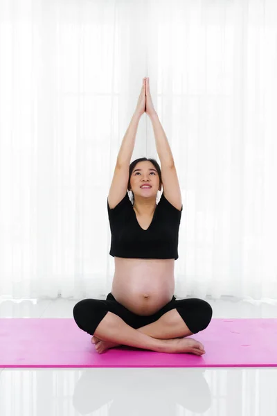 Mulher Grávida Fazendo Exercício Ioga Sala Estar Casa — Fotografia de Stock