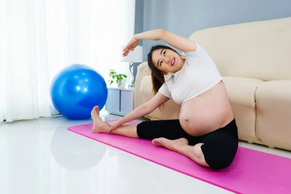 Mulher Grávida Fazendo Exercício Ioga Sala Estar Casa — Fotografia de Stock