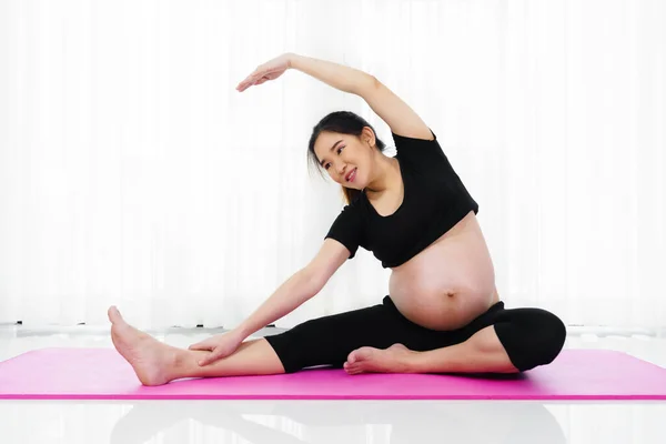 Hamile Kadın Evdeki Oturma Odasında Yoga Egzersizi Yapıyor — Stok fotoğraf