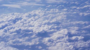 Uçak pencerelerinden bulutlu gökyüzünün hava görüntüsü