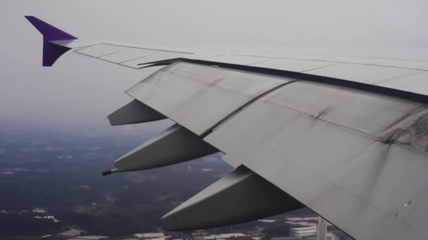 Křídlo Letadla Letícího Obloze Při Přistání Letišti — Stock video