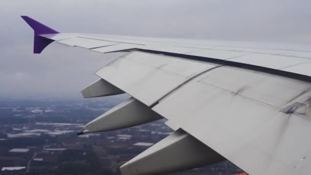 Tragfläche Eines Flugzeugs Fliegt Während Der Landung Flughafen Den Himmel — Stockvideo