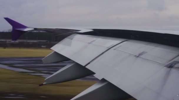 Ala Aviones Volando Aterrizando Flaps Aeropuerto — Vídeo de stock