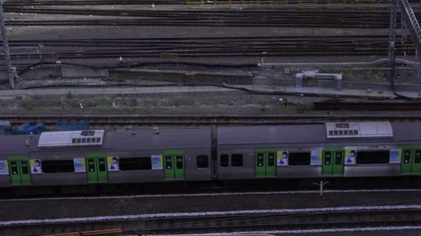 Tokyo Japão Março 2019 Trem Local Aproxima Estação Ferroviária Tóquio — Vídeo de Stock