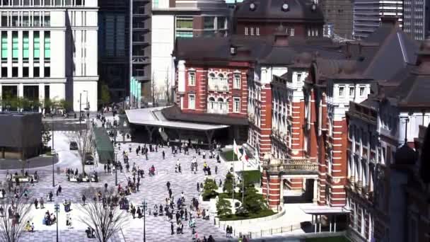 Oidentifierade Människor Torget Framför Tokyo Station Tokyo Japan — Stockvideo