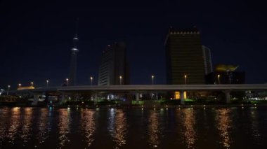 Gece Sumida Nehri üzerinde Tokyo silueti, Japonya