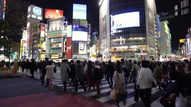 Tokyo Japan 2019 Március Emberek Tömege Sétál Shibuya Híres Kereszteződésénél — Stock videók